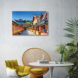 «Улица, украшенная традиционными красными фонарями, Лицзян, Китай» в интерьере современной гостиной с желтым креслом