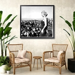 «Monroe, Marilyn 114» в интерьере комнаты в стиле ретро с плетеными креслами