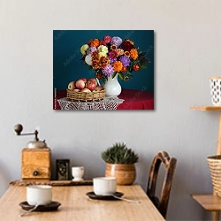 «Осенний букет из садовых цветов и яблок» в интерьере кухни над обеденным столом с кофемолкой
