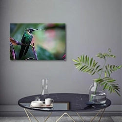 «Изумрудный колибри на травинке» в интерьере современной гостиной в серых тонах