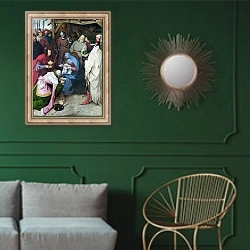 «Поклонение королей 10» в интерьере классической гостиной с зеленой стеной над диваном