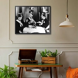 «Laurel & Hardy (Sons Of The Desert)» в интерьере комнаты в стиле ретро с проигрывателем виниловых пластинок