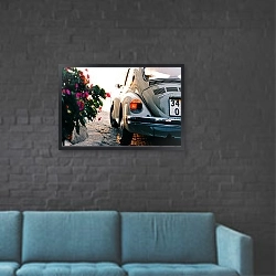 «Ретро-автомобиль у цветника» в интерьере в стиле лофт с черной кирпичной стеной