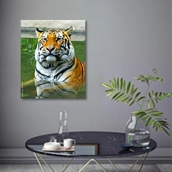 «Купание тигра» в интерьере современной гостиной в серых тонах