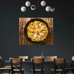 «Паэлья с морепродуктами 2» в интерьере столовой с черными стенами