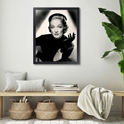 «Dietrich, Marlene 17» в интерьере комнаты в стиле ретро с плетеными корзинами