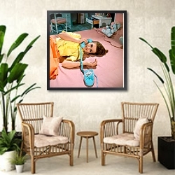 «Ann-Margret 15» в интерьере комнаты в стиле ретро с плетеными креслами