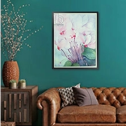 «Pink Cyclamen, Victoria» в интерьере гостиной с зеленой стеной над диваном