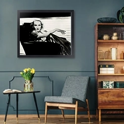 «Dietrich, Marlene 22» в интерьере гостиной в стиле ретро в серых тонах