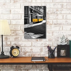 «Португалия, Лиссабон. Желтый трамвай №6» в интерьере кабинета в стиле лофт над столом