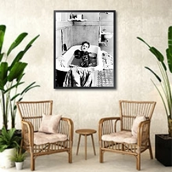 «Chaplin, Charlie (Pay Day)» в интерьере комнаты в стиле ретро с плетеными креслами