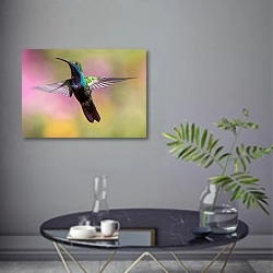 «Полет колибри» в интерьере современной гостиной в серых тонах