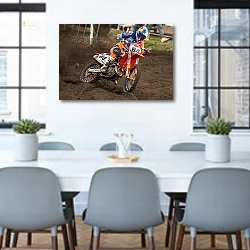 «Мотоциклист в грязи» в интерьере офиса над столом для конференций