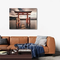 «Японская арка тории» в интерьере современной гостиной над диваном