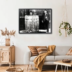 «Laurel & Hardy (Below Zero)» в интерьере гостиной в стиле ретро над диваном