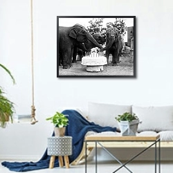 «История в черно-белых фото 1077» в интерьере гостиной в скандинавском стиле над диваном