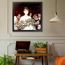 «Хепберн Одри 106» в интерьере комнаты в стиле ретро с проигрывателем виниловых пластинок
