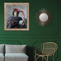 «Молодой человек с черепом» в интерьере классической гостиной с зеленой стеной над диваном
