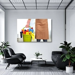 «Женщина, держащая моющие средства» в интерьере холла офиса в светлых тонах