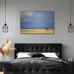 «Жираф на равнине перед грозой» в интерьере современной спальни с черной кроватью