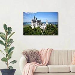 «Замок Нойшванштайн в Германии» в интерьере современной светлой гостиной над диваном
