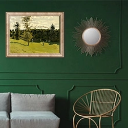 «Поезд в сельской местности» в интерьере классической гостиной с зеленой стеной над диваном