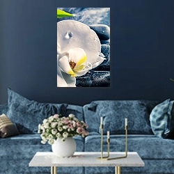«Белая орхидея. Макро» в интерьере современной гостиной в синем цвете