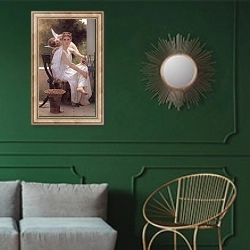 «Прерванная работа» в интерьере классической гостиной с зеленой стеной над диваном