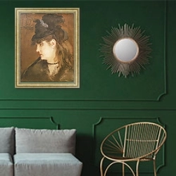 «Berthe Morisot in a Black Hat» в интерьере классической гостиной с зеленой стеной над диваном