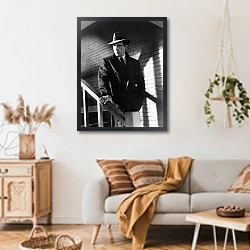 «Bogart, Humphrey (Maltese Falcon, The) 2» в интерьере гостиной в стиле ретро над диваном