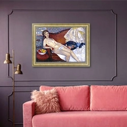 «Girl with Apple, 1909-10» в интерьере гостиной с розовым диваном