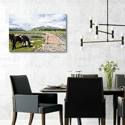«Пасущиеся лошади в монгольской степи» в интерьере современной столовой с черными креслами
