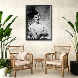 «Brando, Marlon (A Streetcar Named Desire) 3» в интерьере комнаты в стиле ретро с плетеными креслами