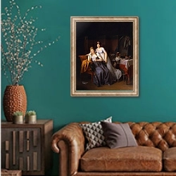 «Дамы» в интерьере гостиной с зеленой стеной над диваном