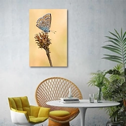 «Бабочка на сухой колючке» в интерьере современной гостиной с желтым креслом