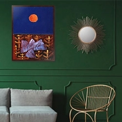 «Voyage to the Sun, 1988» в интерьере классической гостиной с зеленой стеной над диваном