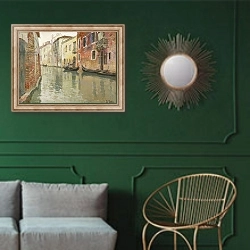 «A Venetian Backwater,» в интерьере классической гостиной с зеленой стеной над диваном