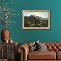 «На холмах, Северный Уэльс» в интерьере гостиной с зеленой стеной над диваном