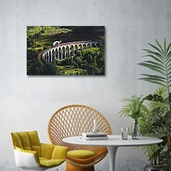 «Поезд на акведуке» в интерьере современной гостиной с желтым креслом