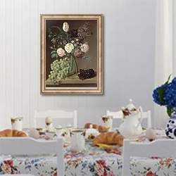 «Цветы в стеклянной вазе и виноград» в интерьере кухни в стиле прованс над столом с завтраком