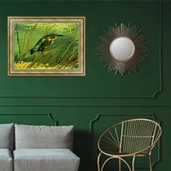 «Зимородок» в интерьере классической гостиной с зеленой стеной над диваном