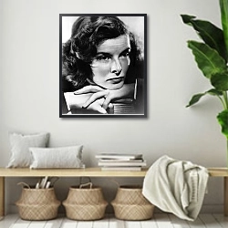 «Hepburn, Katharine» в интерьере комнаты в стиле ретро с плетеными корзинами