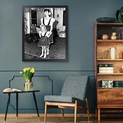 «Crawford, Joan 8» в интерьере гостиной в стиле ретро в серых тонах