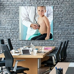 «Маленький пациент на приёме у врача» в интерьере современного офиса с черной кирпичной стеной