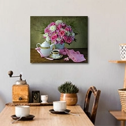 «Натюрморт с розовым букетом и чайником с чашкой на деревянном столе» в интерьере кухни над обеденным столом с кофемолкой
