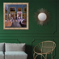 «Визит в Мюнхенскую Пинакотеку» в интерьере классической гостиной с зеленой стеной над диваном
