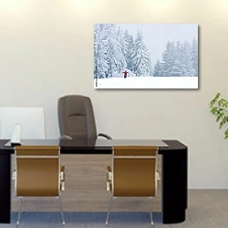 «Лыжник в зимнем лесу» в интерьере офиса над столом начальника