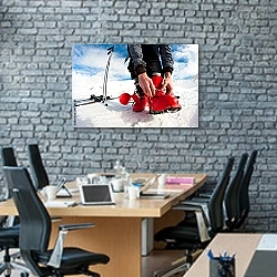 «Подготовка к лыжному забегу» в интерьере современного офиса с черной кирпичной стеной