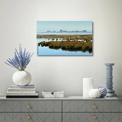 «Голландия. Туман  над озером» в интерьере современной гостиной с голубыми деталями