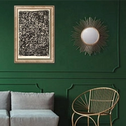 «Small World» в интерьере классической гостиной с зеленой стеной над диваном